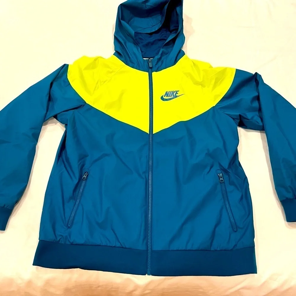 Nike | Windbreaker | Youth Size X-Large | Excellent like new condition.